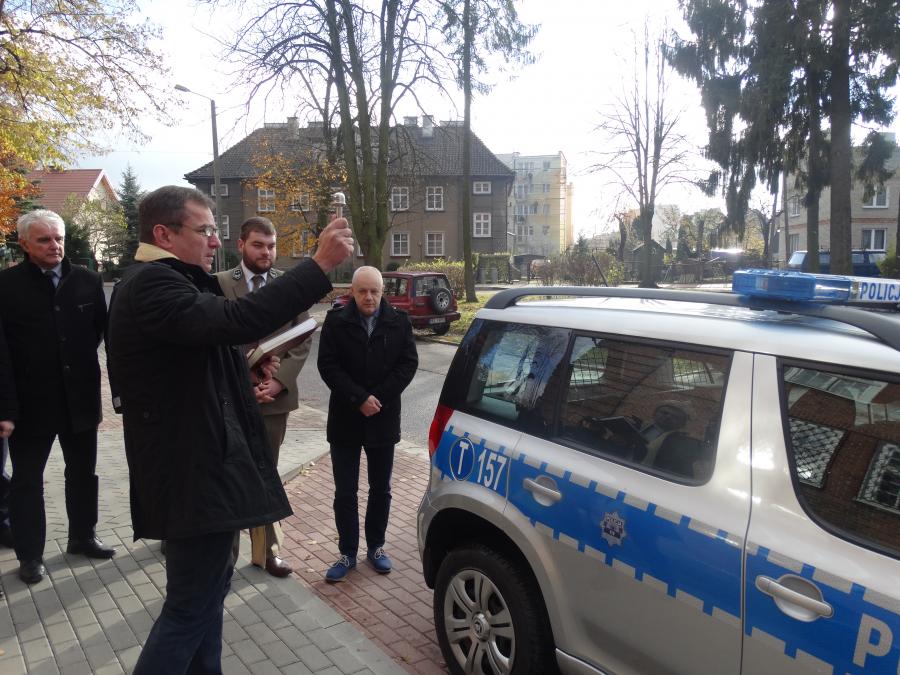 cuserskrzysiekxlpictures2016-11-29-plac-sierpnia-policja-radiowoz-trzaskowski4